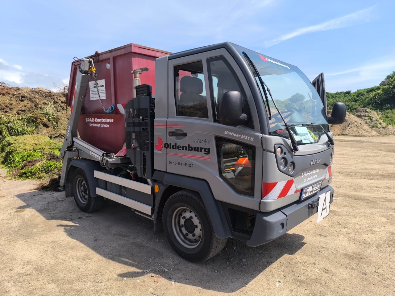 Multicar von Johs. Oldenburg mit Absetzcontainer im Einsatz auf Föhr.