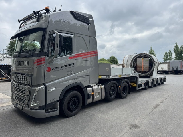 Lkw von Johs. Oldenburg transportiert eine Windkraft-Komponente.