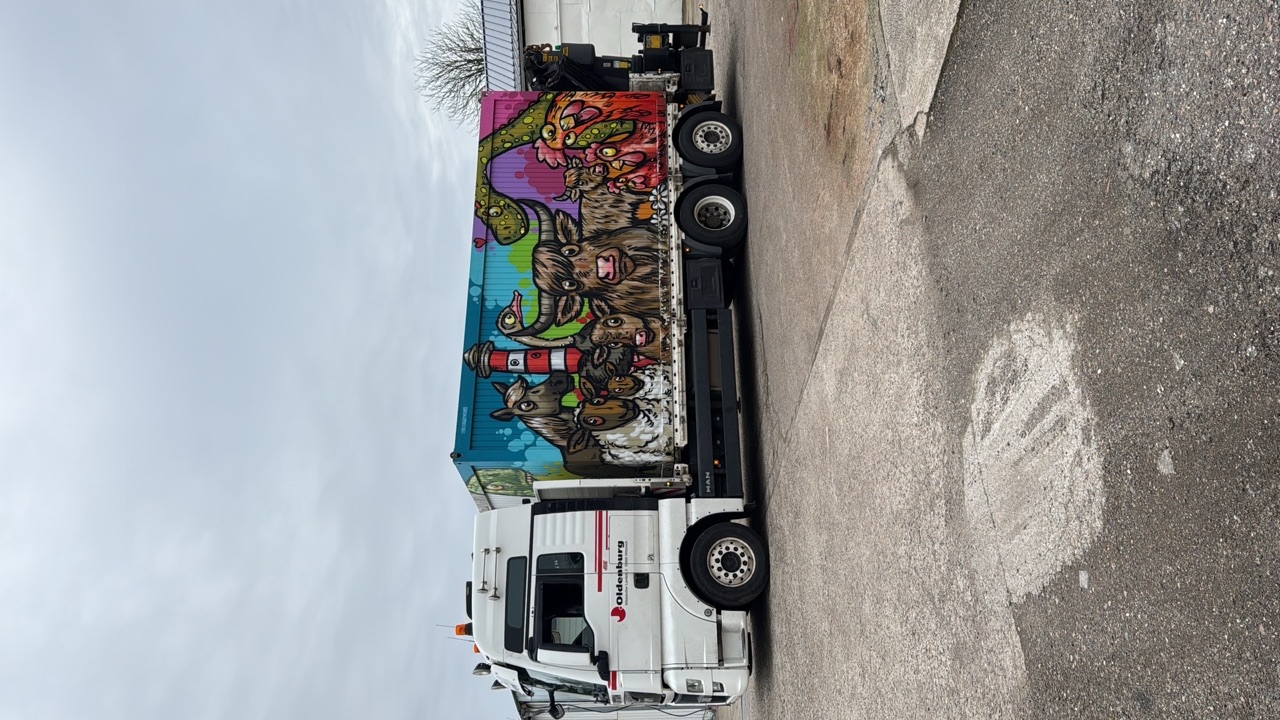 Lkw von Johs. Oldenburg mit beklebtem Aufbau im Einsatz.